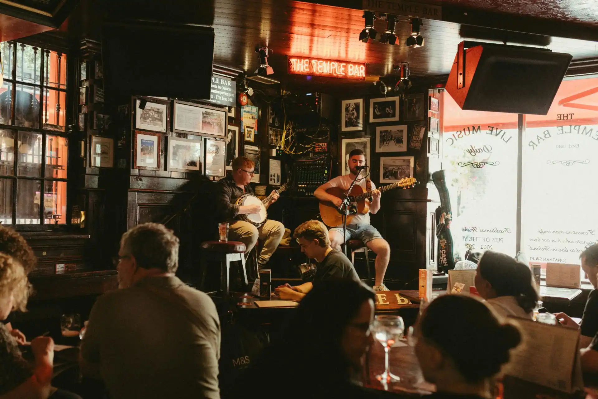 Freunde und Kolleginnen geniessen ein Event in Zürich